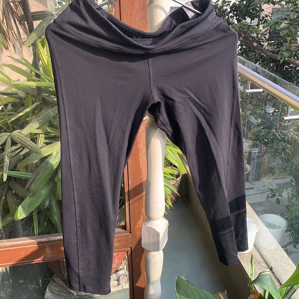YOGA LEGGINGS - 3/4 length. Size small. Black. Small zip for keys. - Picture 1 of 7